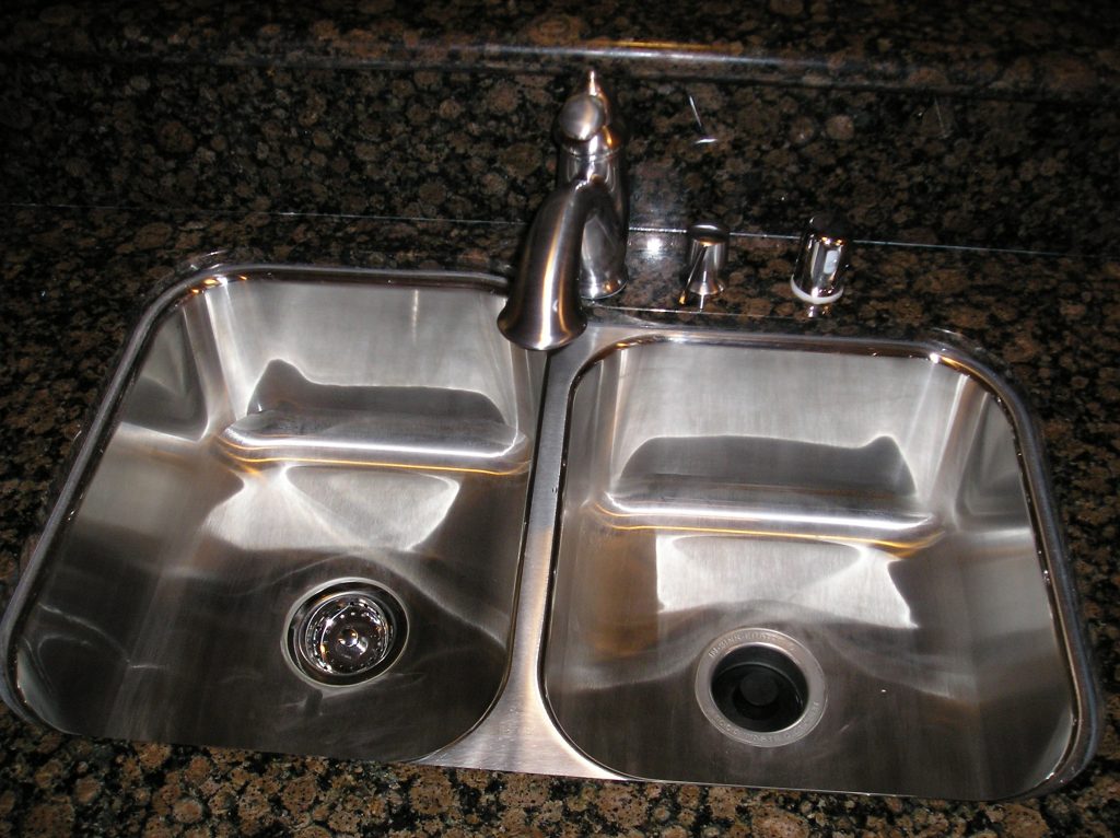 Granite countertops Fontana on a kitchen island and perimeter