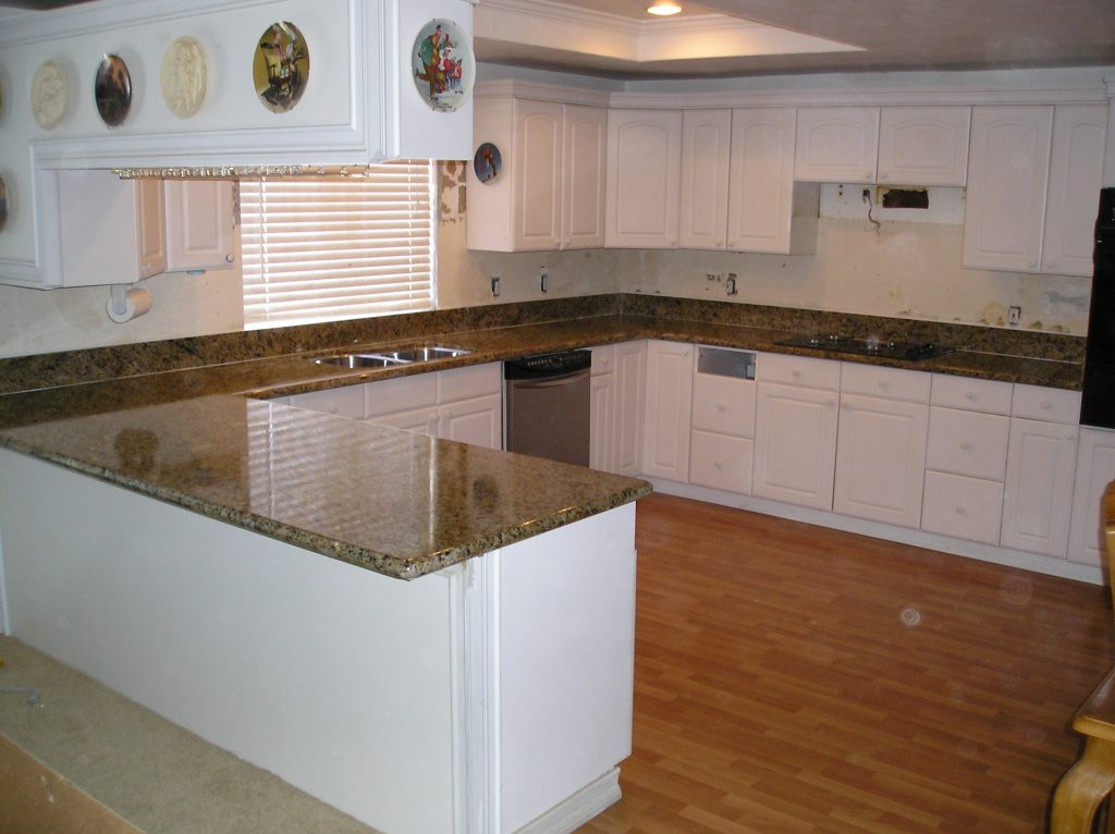 Granite countertops Ontario on a kitchen island and perimeter